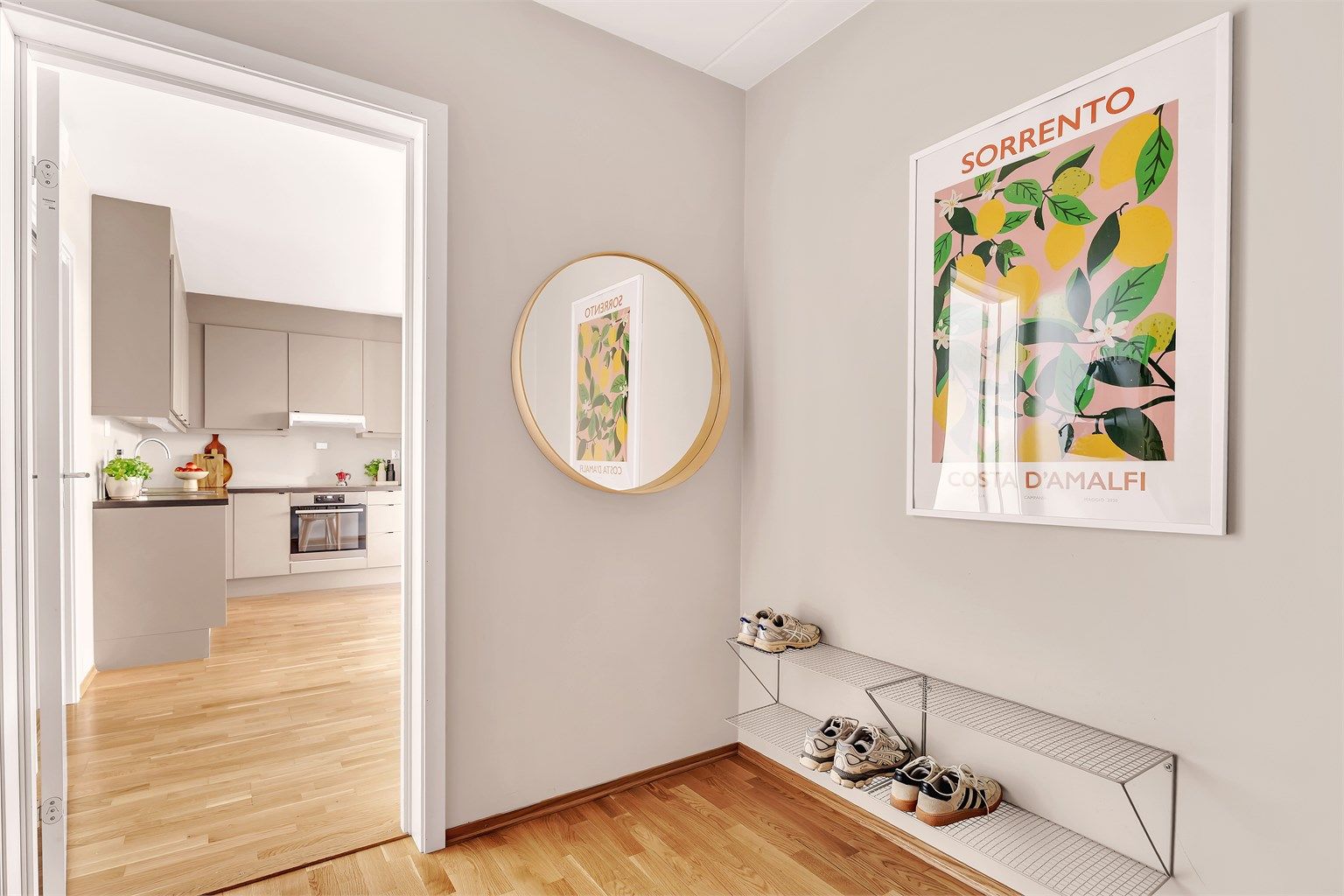 Lys og luftig entré, som gir et godt førsteinntrykk av leiligheten. 