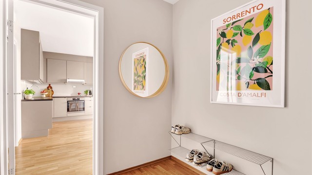 Lys og luftig entré, som gir et godt førsteinntrykk av leiligheten.