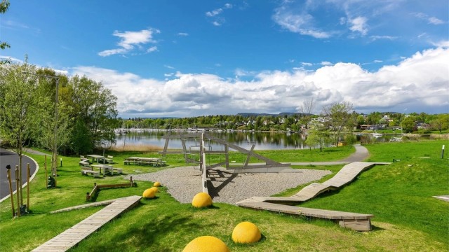 Leiligheten ligger i et attraktivt og nyetablert boligområde på Fornebu, med Holtekilen i Oslofjorden som en av dine nærmeste naboer