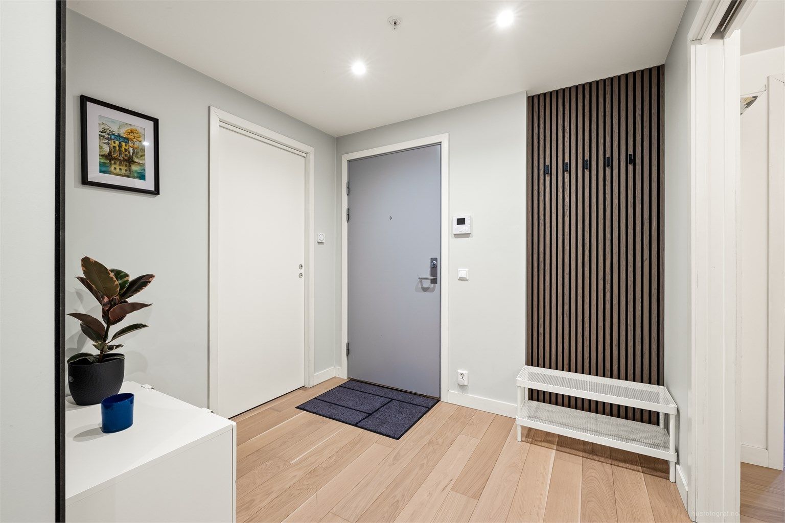 Entré/gang med dørcallinganlegg som har åpnerfunksjon