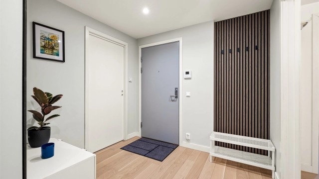 Entré/gang med dørcallinganlegg som har åpnerfunksjon