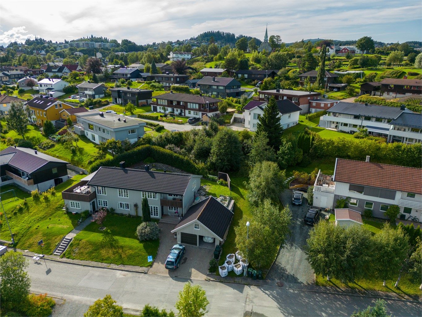 Det er også kort vei til populære Theisendammen med flott badeplass som også er like populær på vinterstid med isaktiviteter. Området kan også by på et godt fritidstilbud for både barn og voksne.