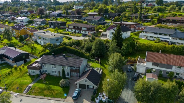 Det er også kort vei til populære Theisendammen med flott badeplass som også er like populær på vinterstid med isaktiviteter. Området kan også by på et godt fritidstilbud for både barn og voksne.
