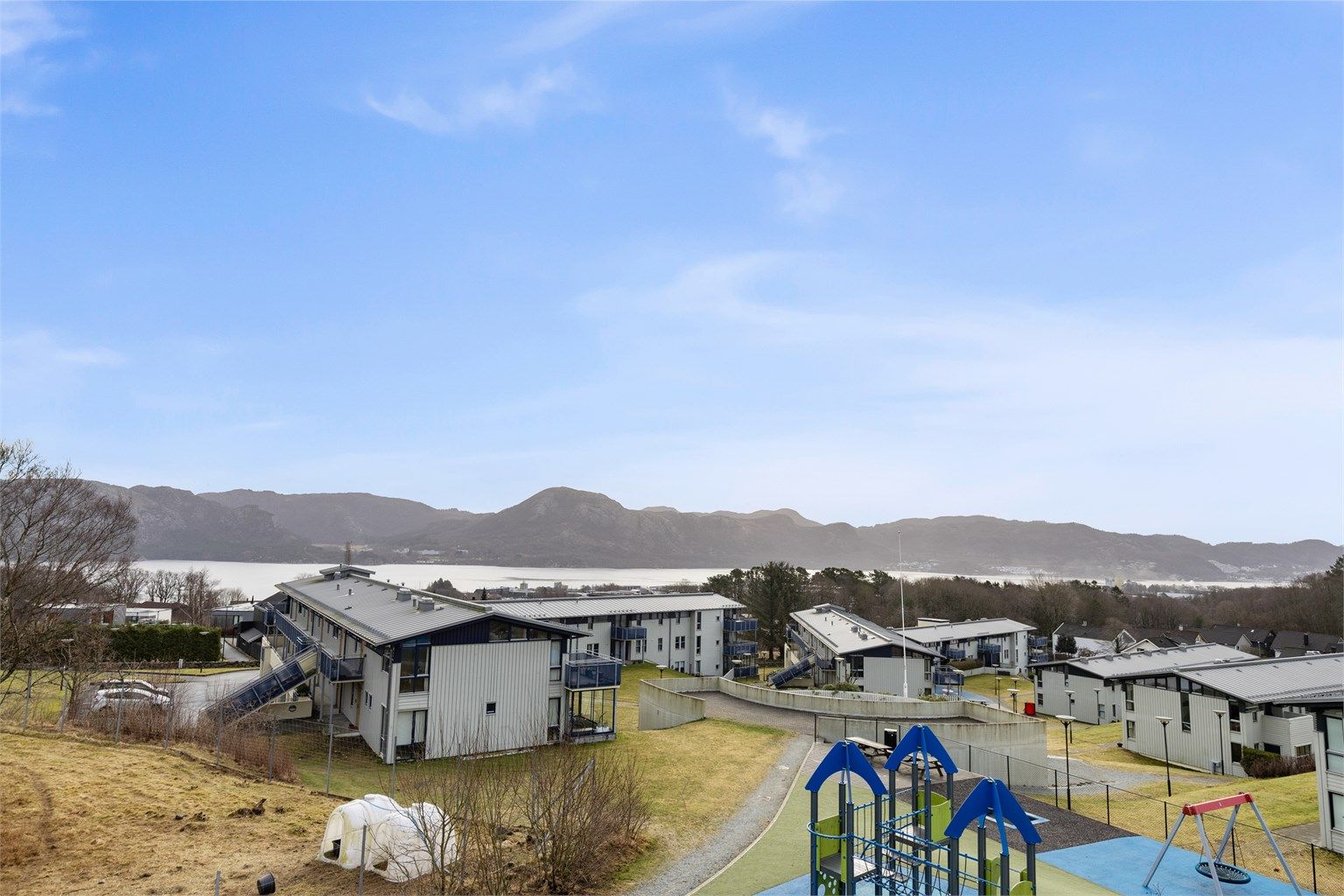 Utsikt fra stuen i 2.etg mot Dalsnuten. 