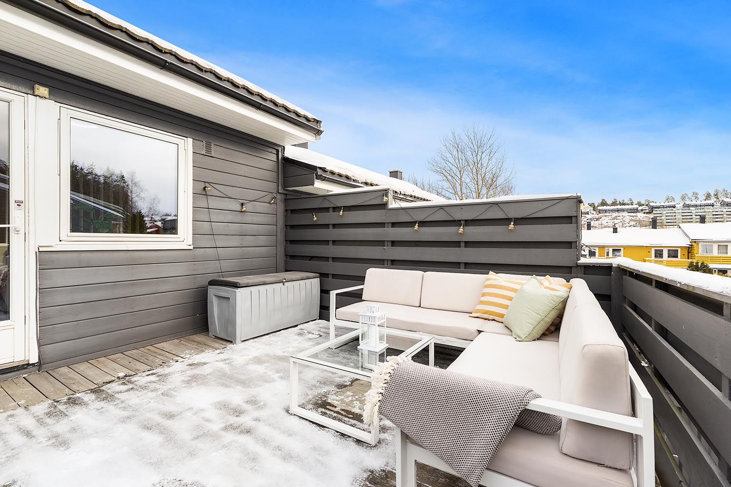 Verandaen er en fin forlengelse av TV-stuen i sommerhalvåret.
