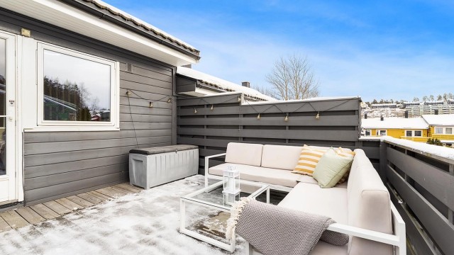 Verandaen er en fin forlengelse av TV-stuen i sommerhalvåret.