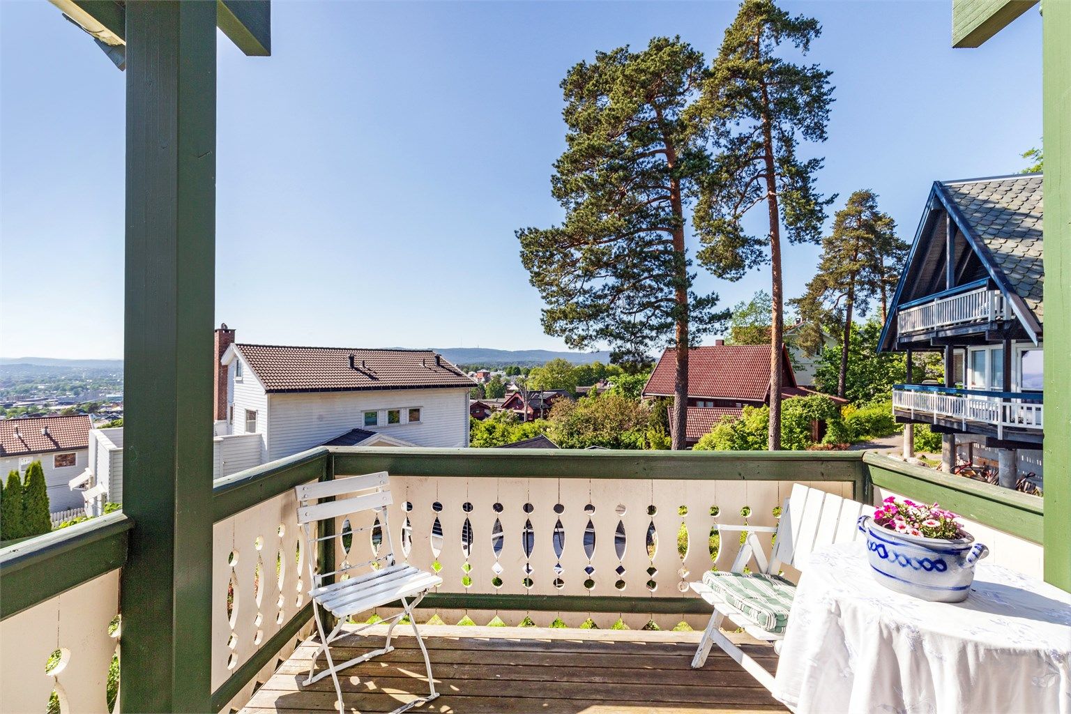 Verandaen på 5 m² har plass til en liten sittegruppe. Her er det utsikt mot Maridalen og Nordmarka