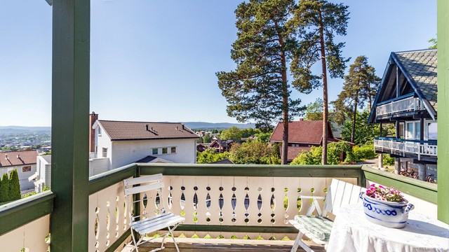 Verandaen på 5 m² har plass til en liten sittegruppe. Her er det utsikt mot Maridalen og Nordmarka