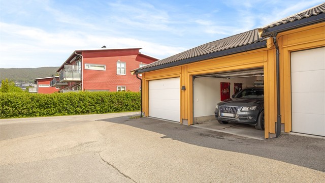 Leiligheten har en medfølgende disponibel garasjeplass (nr. 2 iflg. selger) med lagringshems i felles rekke.