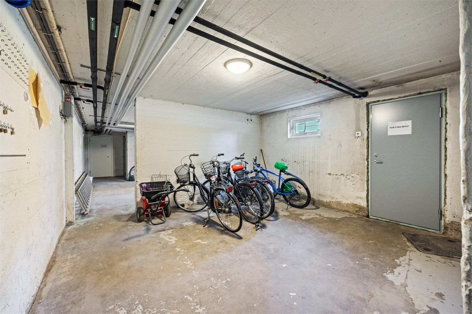 Felles sykkelparkering i kjelleren. Borettslaget har også fellesvaskeri.