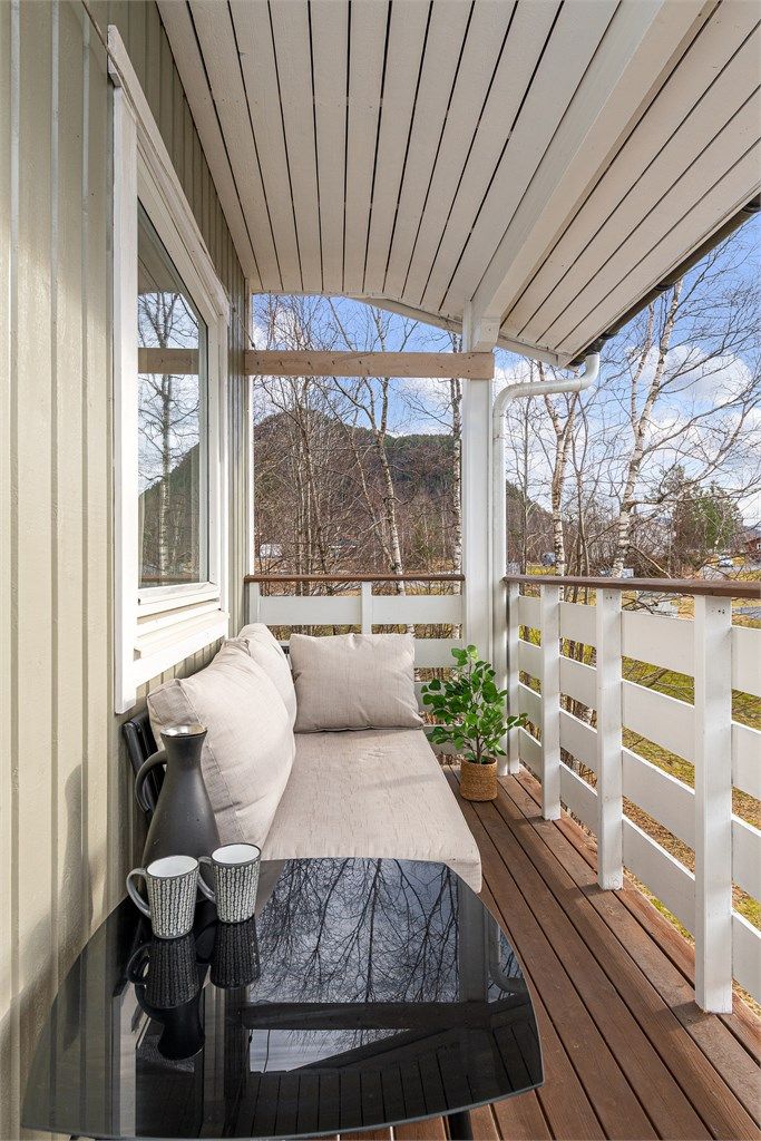 Fra hovedsoverommet er det utgang til en egen, overbygget balkong.