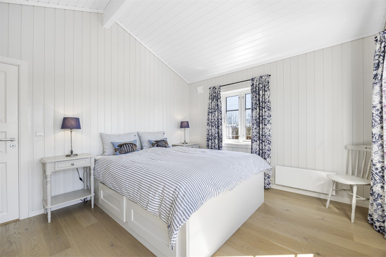 Rommet har god plass til dobbeltseng og oppbevaringsmøbler.