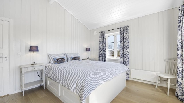 Rommet har god plass til dobbeltseng og oppbevaringsmøbler.