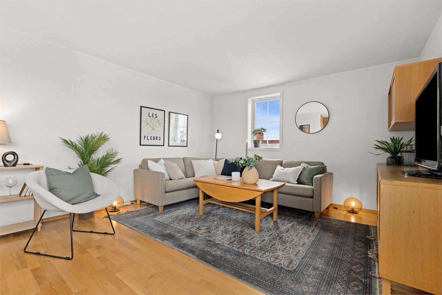 Stuen har god plass til en romslig sofagruppe. Oppvarming skjer via elektriske panelovner.