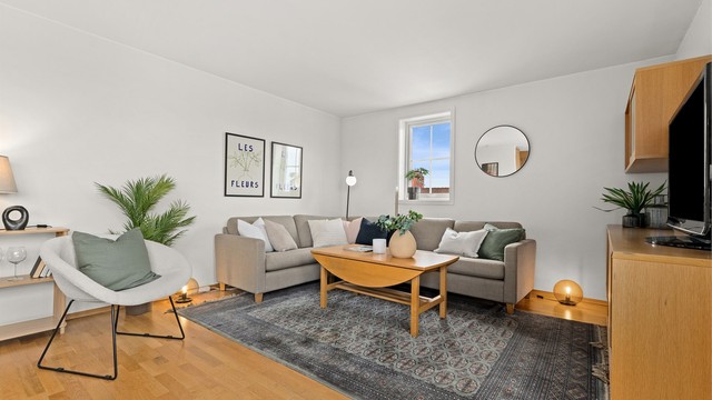 Stuen har god plass til en romslig sofagruppe. Oppvarming skjer via elektriske panelovner.