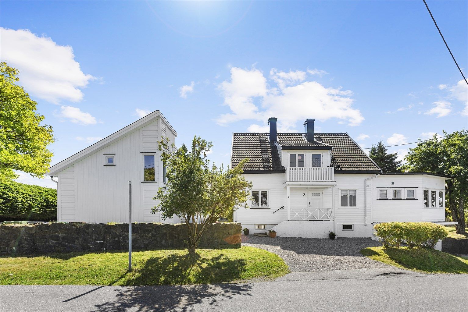 Hovedboligen er på 239 kvm. fordelt over to etasjer, i tillegg til krypkjeller. Med eiendommen følger også en godkjent utleiebolig over to etasjer på 82 kvm. Totalt hele 321 kvm. (BRA-I) Foto: A7 media