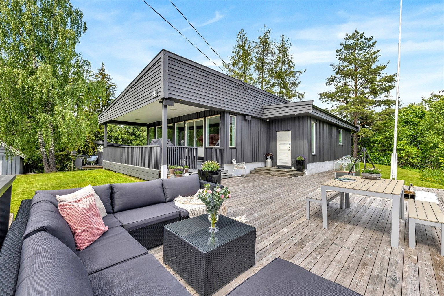 Eiendommen ligger i en rolig blindvei, som sørger for minimalt med biltrafikk.