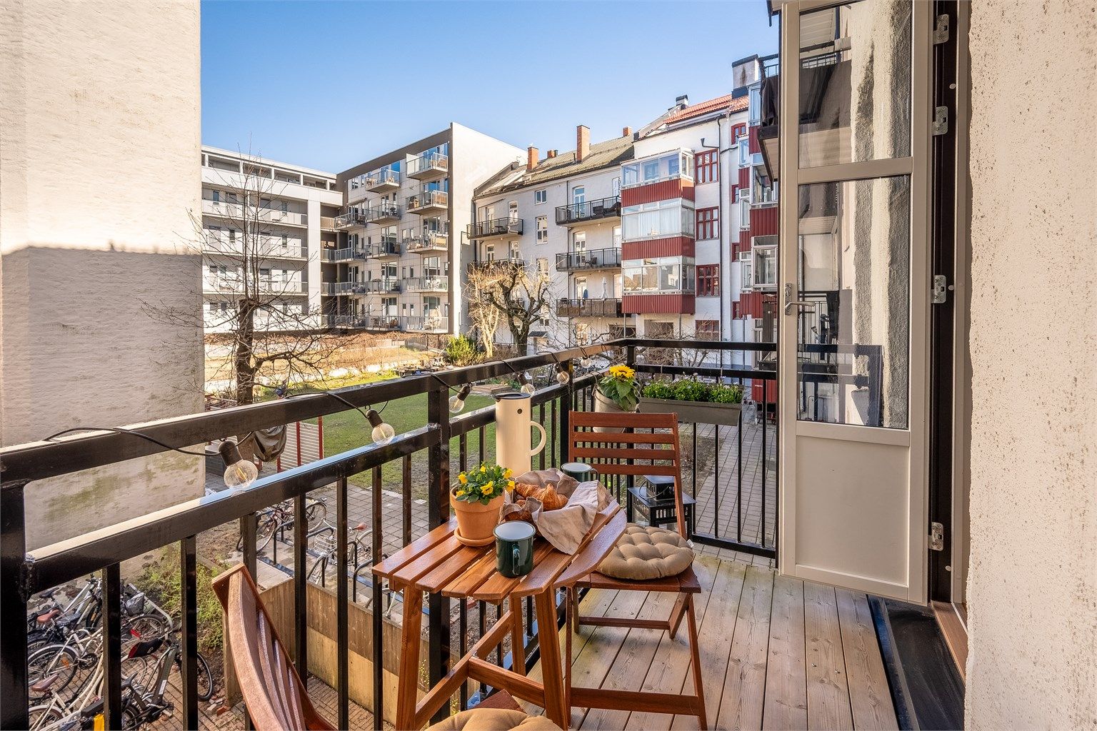 Store vindusflater og herlig balkong fra 2021 vendt ut mot borettslagets hyggelige bakgård