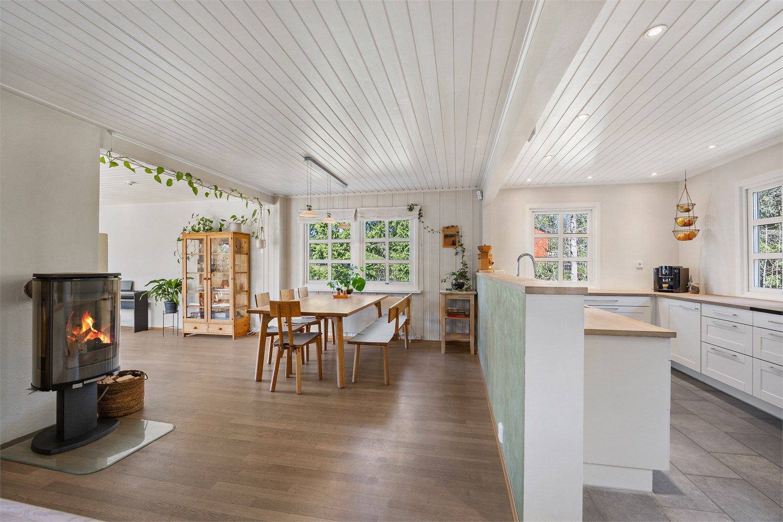 Her kommer du opp til en delvis åpen stue og kjøkkenløsning. Vedovn og god plass til spisestue.