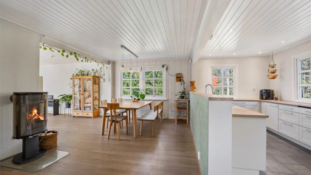 Her kommer du opp til en delvis åpen stue og kjøkkenløsning. Vedovn og god plass til spisestue.