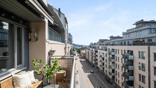 Nyt utsikten over Grünerløkkas taklandskap og nedover Toftes gate – med byen rett utenfor døren og en rolig atmosfære hjemme.