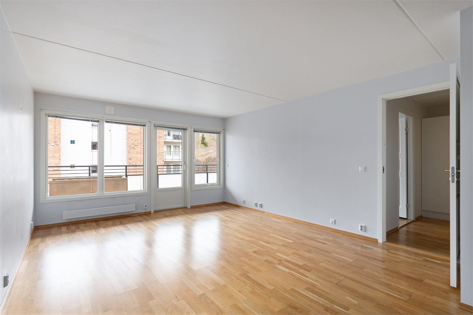 Gulvflatene er belagt med parkett og det er malte vegger.