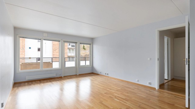 Gulvflatene er belagt med parkett og det er malte vegger.