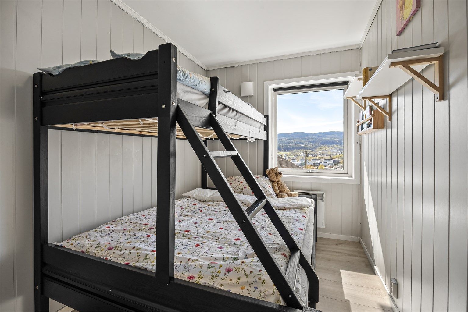 Det andre soverommet er lyst og trivelig, med plass til seng.