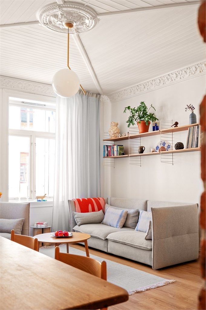 Stuen er romslig med god plass til sofagruppe med tilhørende salongbord og annet ønskelig møblement. 