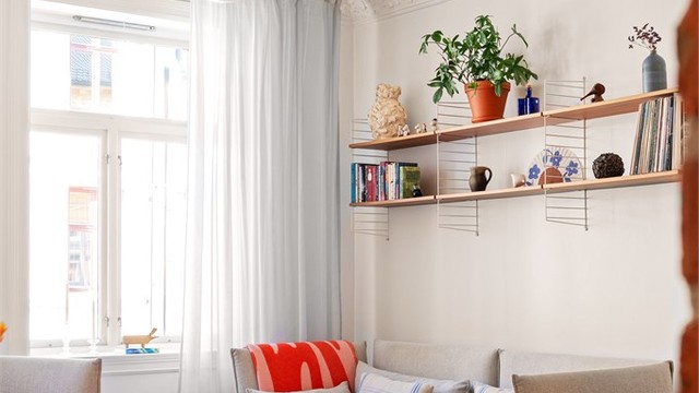 Stuen er romslig med god plass til sofagruppe med tilhørende salongbord og annet ønskelig møblement.