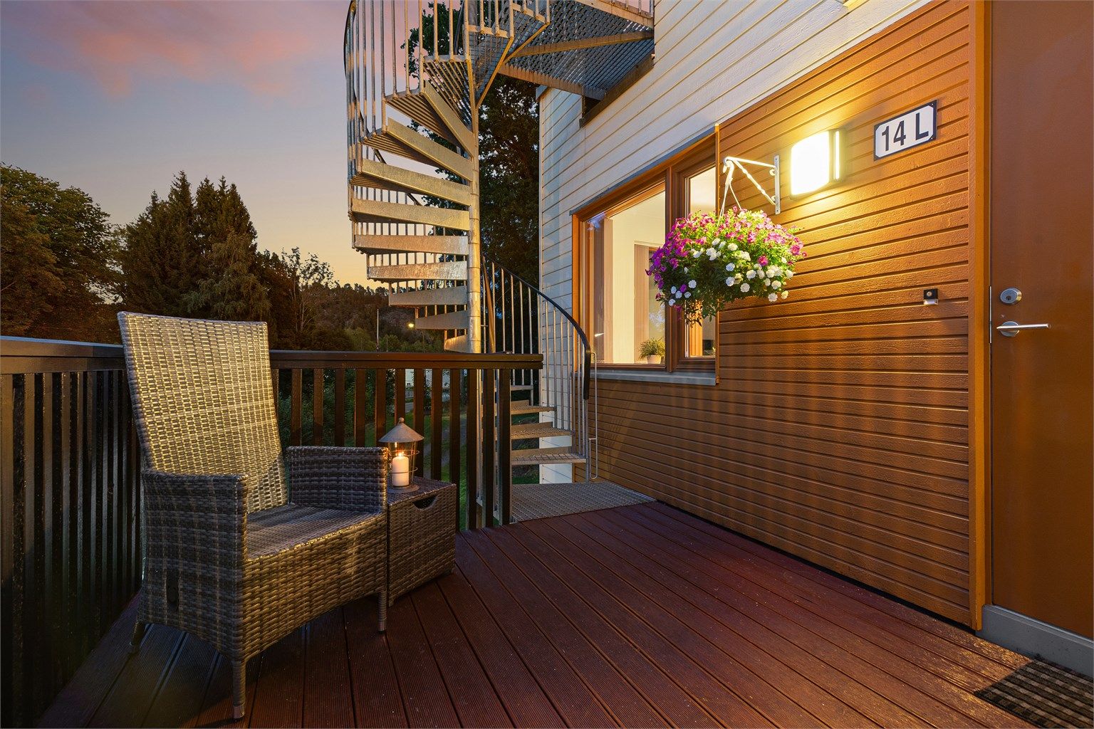 Koselig terrasse ved inngangspartiet  - Trapp til takterrasse 