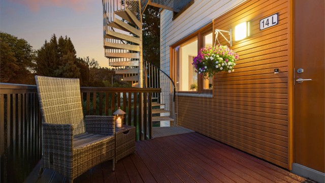 Koselig terrasse ved inngangspartiet - Trapp til takterrasse