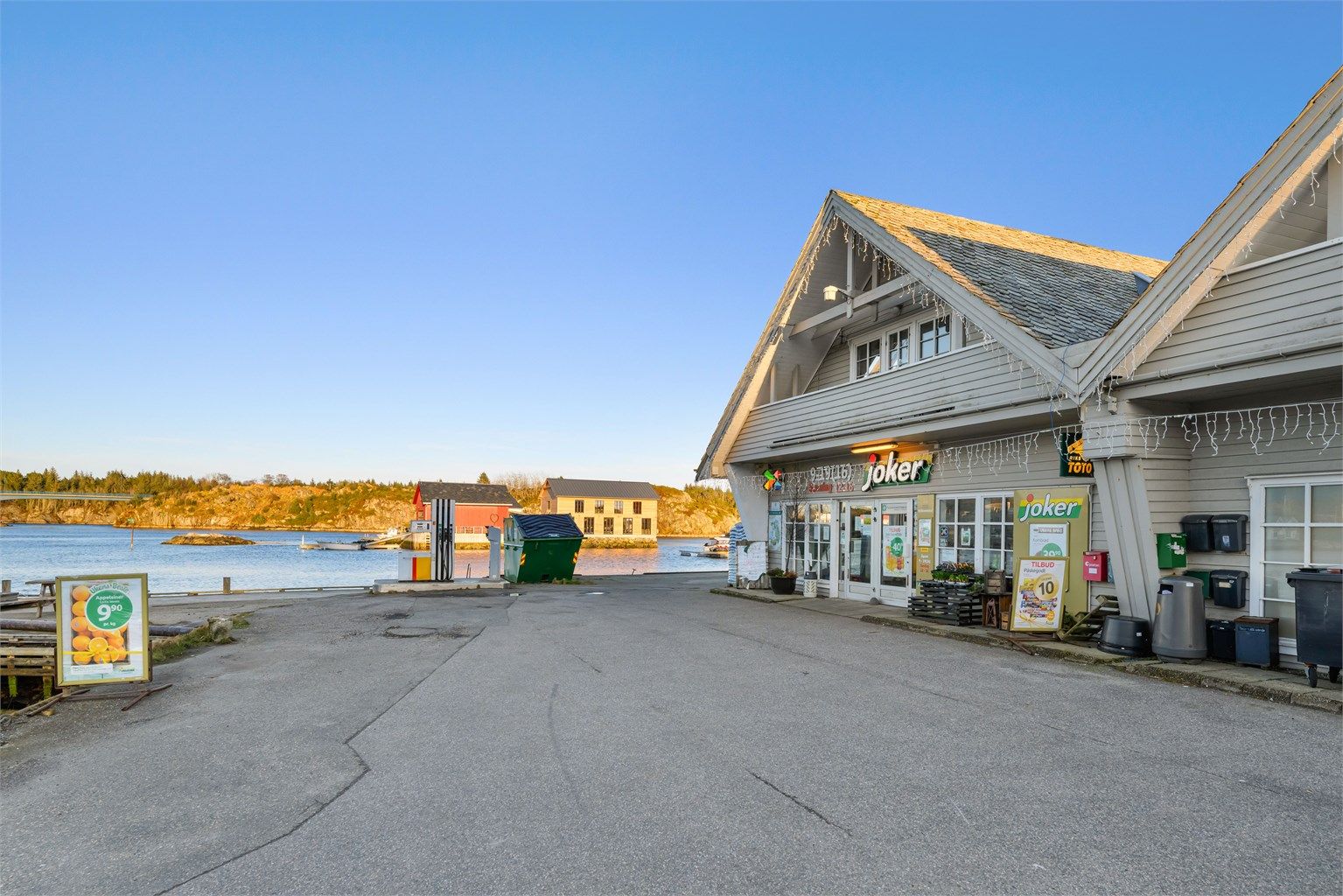 Nærbutikken er også like i nærheten.