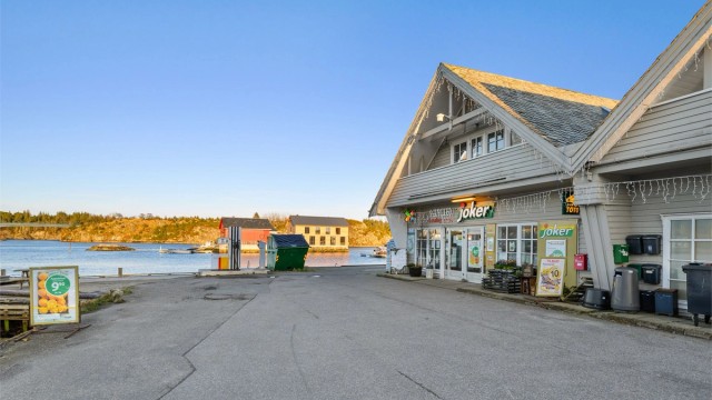 Nærbutikken er også like i nærheten.