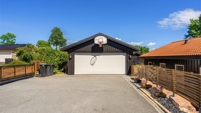 Dobbelgarasje på 46 m² med bod, oppført i 2005.