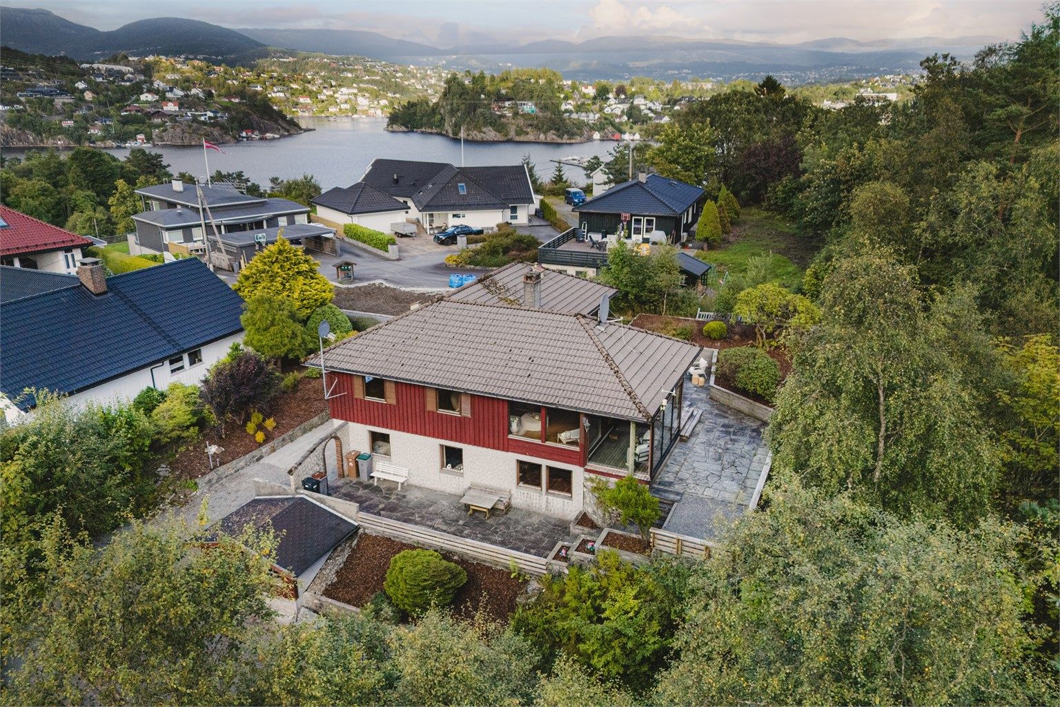 Nærområdet byr på rike rekreasjonsmuligheter, enten du foretrekker skogsturer eller båtliv.