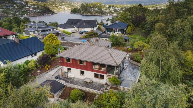 Nærområdet byr på rike rekreasjonsmuligheter, enten du foretrekker skogsturer eller båtliv.