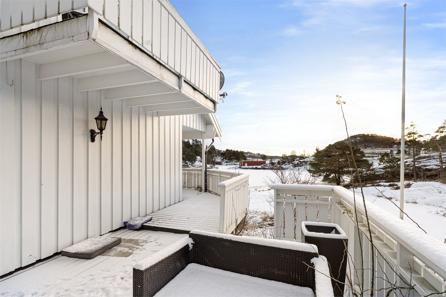 Romslige utearealer med god plass til flere sittegrupper.