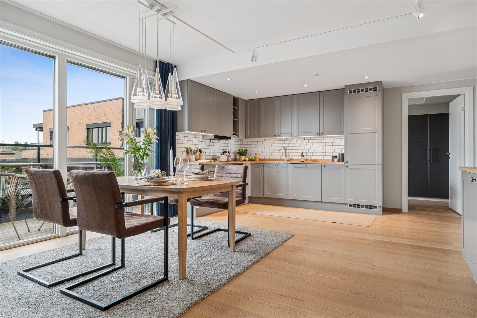 Kjøkkenet har innredning fra HTH med benkeplate i heltre eik. Det er integrerte hvitevarer fra Miele av høy kvalitet. 