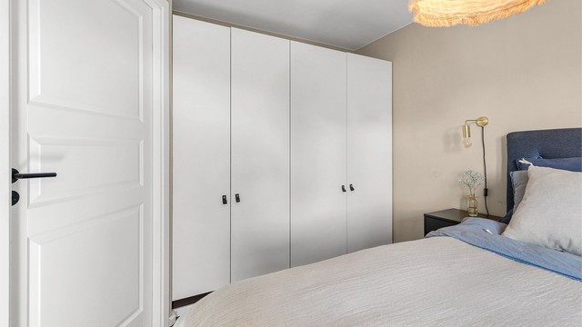 Leiligheten har to soverom. Hovedsoverommet har plass til dobbeltseng med nattbord på hver side. Det er også plass til garderobeskap.