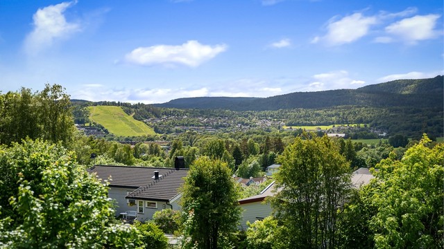 Høyt beliggende utsiktseiendom i rolige og barnevennlige omgivelser