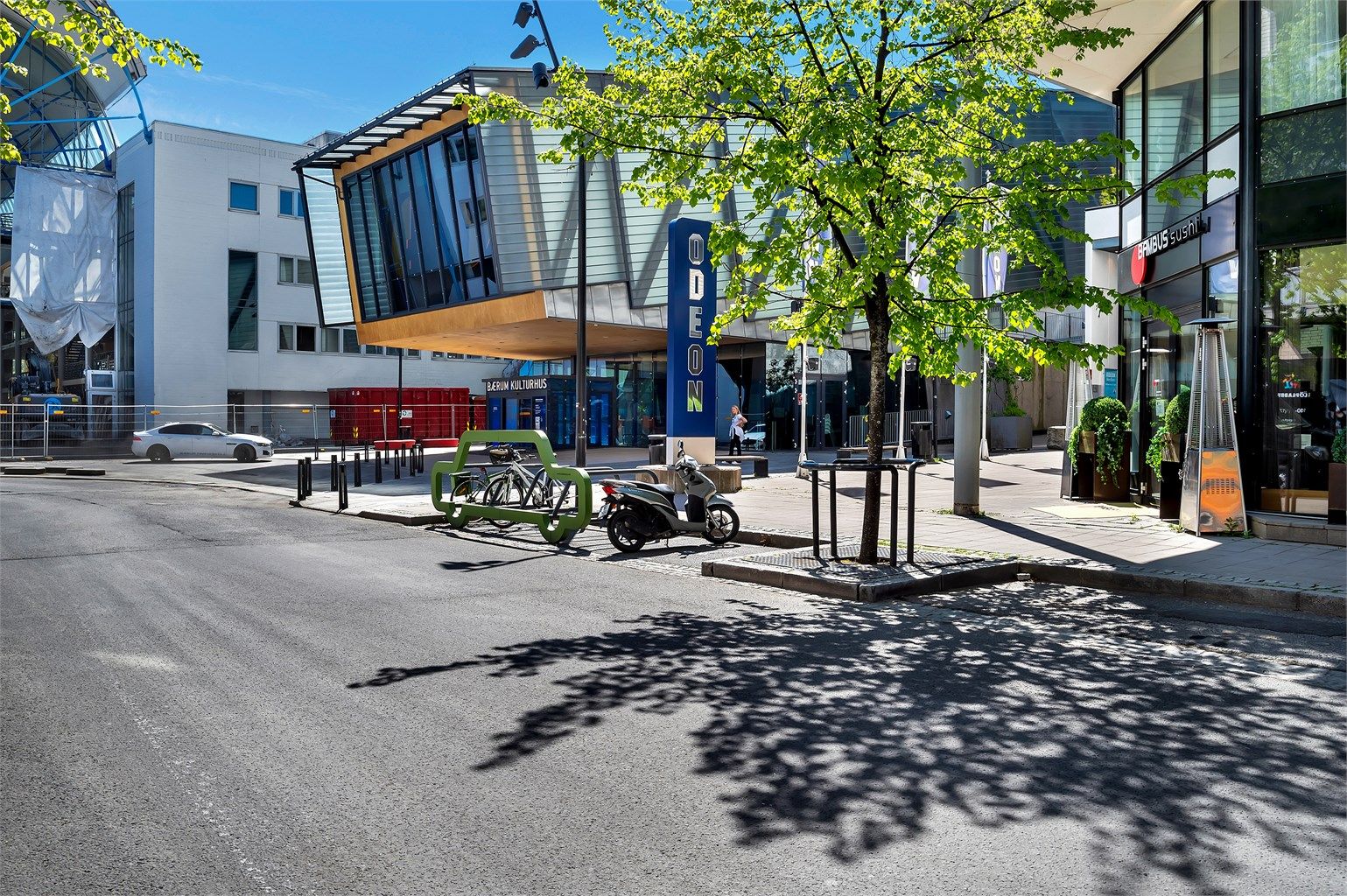  I umiddelbar nærhet finner man alt Sandvika kan by på av forretninger og servicetilbud, Sandvika Storsenter, kino, kulturhus, bibliotek samt hyggelige kaféer og spisesteder
