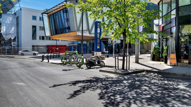 I umiddelbar nærhet finner man alt Sandvika kan by på av forretninger og servicetilbud, Sandvika Storsenter, kino, kulturhus, bibliotek samt hyggelige kaféer og spisesteder