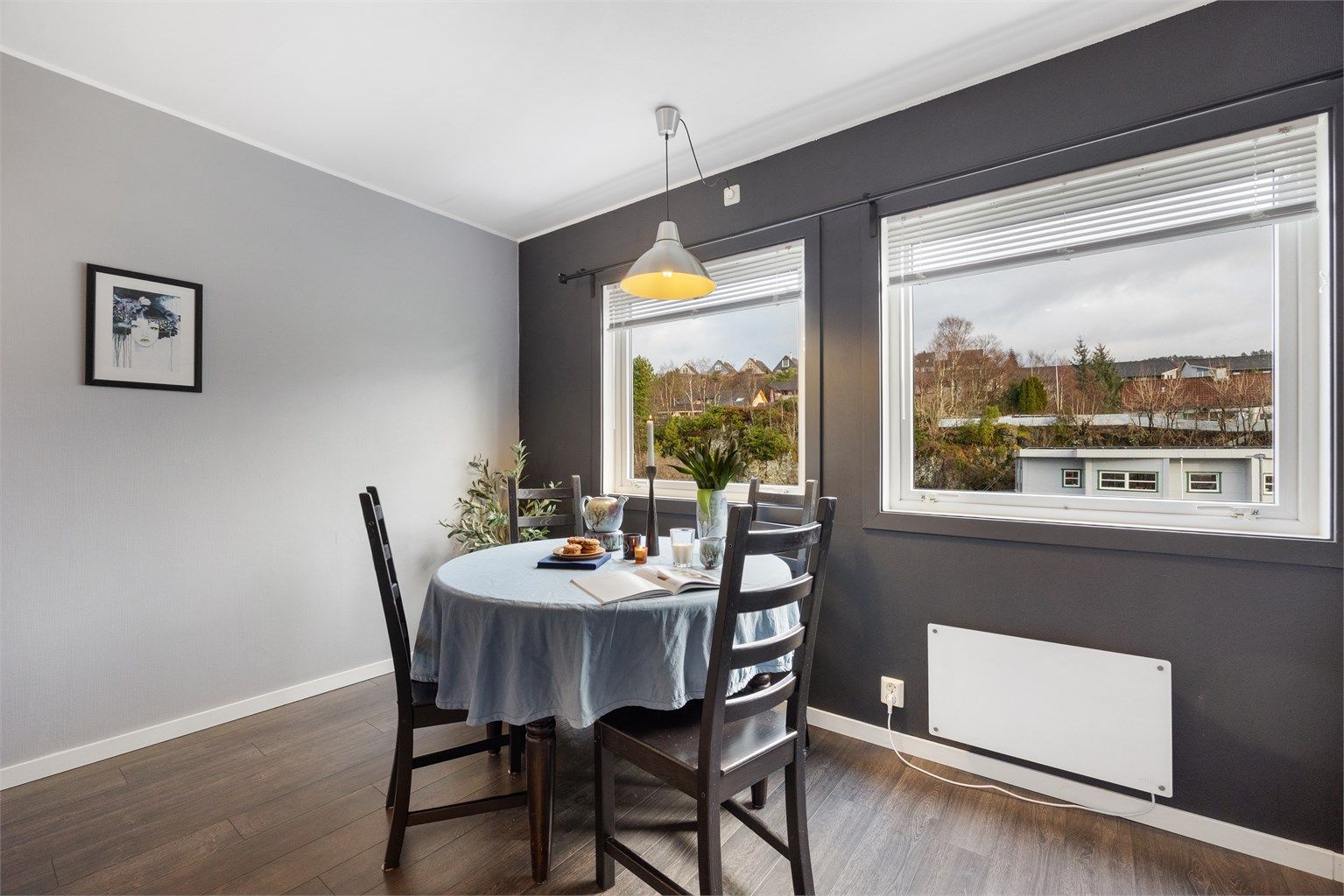 Olsvikåsen har et barnevennlig område med sentral beliggenhet og korte avstander til skoler, barnehager og butikker innen behagelig gangavstand.