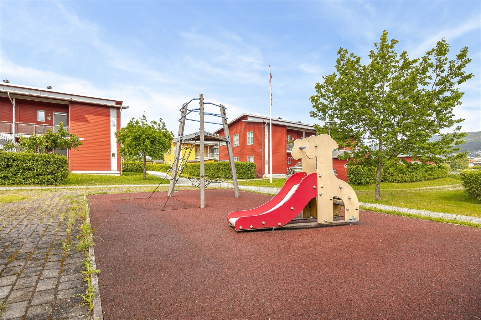 Hyggelig boligfelt med rolige internveier og felles lekeplass.
