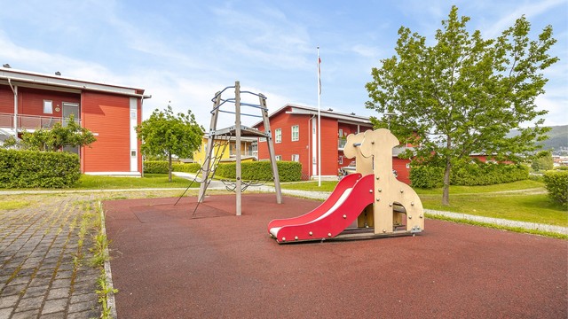 Hyggelig boligfelt med rolige internveier og felles lekeplass.