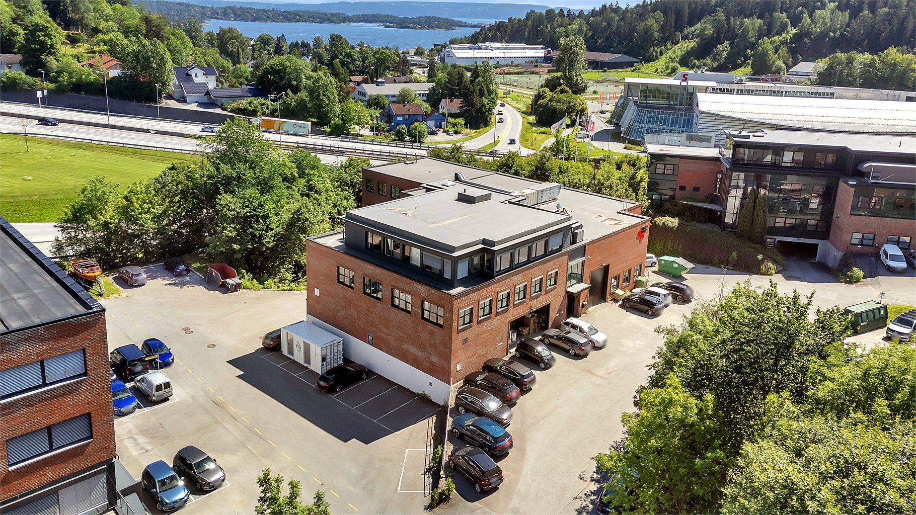 Velkommen til Nye Vakås vei 28, et unikt kombinasjonsbygg