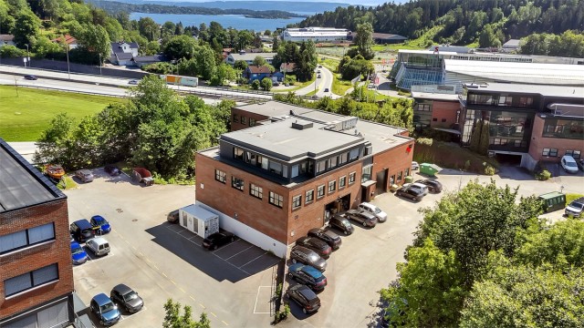 Velkommen til Nye Vakås vei 28, et unikt kombinasjonsbygg