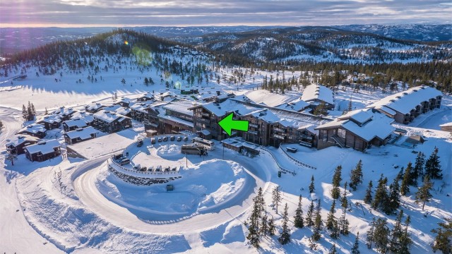 Vi har gleden av å presentere denne perlen av en leilighet. Leil. 1601/03/05 er en spektakulær 5 roms hjørneleilighet i 6. etasje med heisadkomst og 2 balkonger. Nydelig utsikt. 10 sengeplasser.