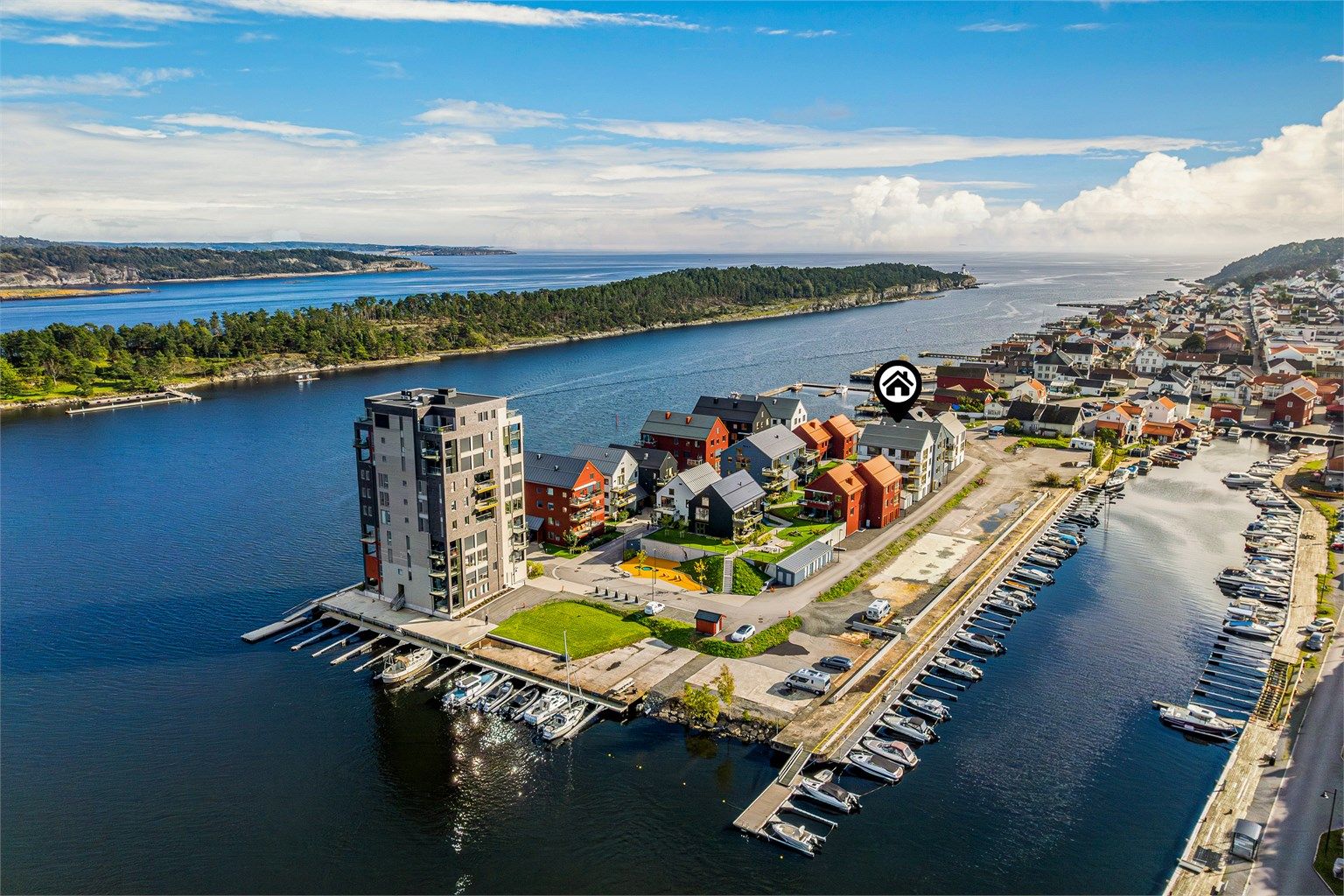 Smietangen i Langesund har blitt en egen liten bydel i byen. Langøya rett ved siden av, byr på flotte turstier, sandstrender og god mat når restauranten på Langøya Hovedgård er åpen.